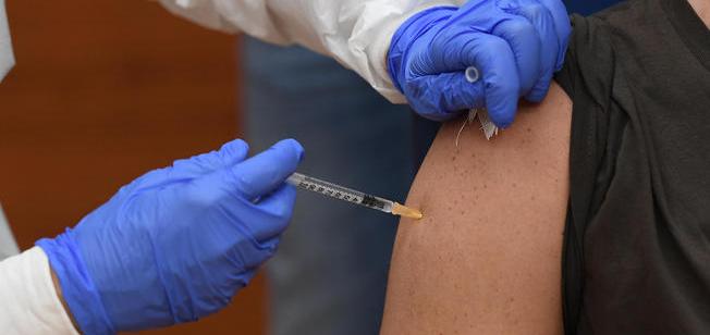 Baggiovara (Modena), sospesi due medici e un volontario: avevano somministrato vaccini avanzati ai parenti