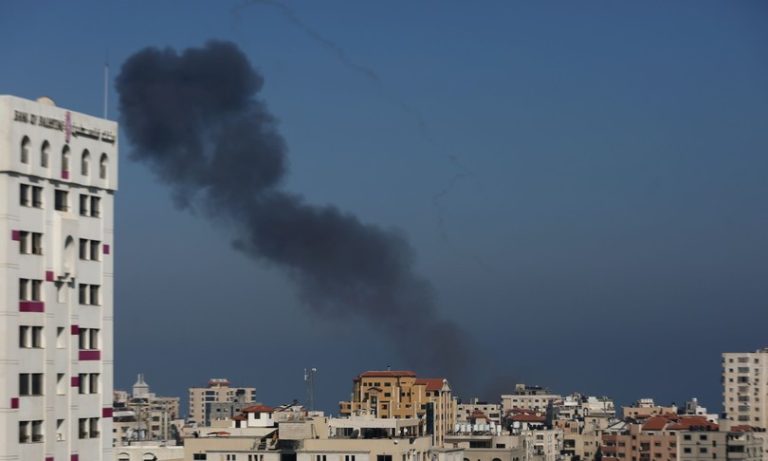 Striscia di Gaza: raid dei caccia israeliani dopo il lancio di palloni incendiari