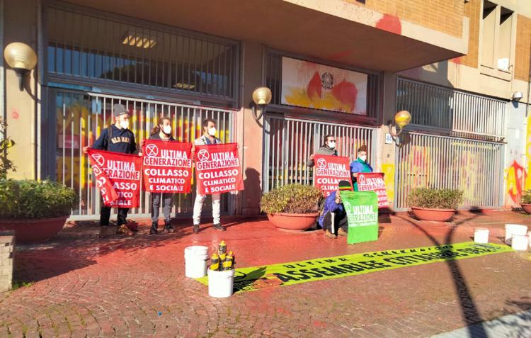 Roma, protesta degli ambientalisti di “Extinction Rebellion” davanti la sede del ministero della Transizione ecologica