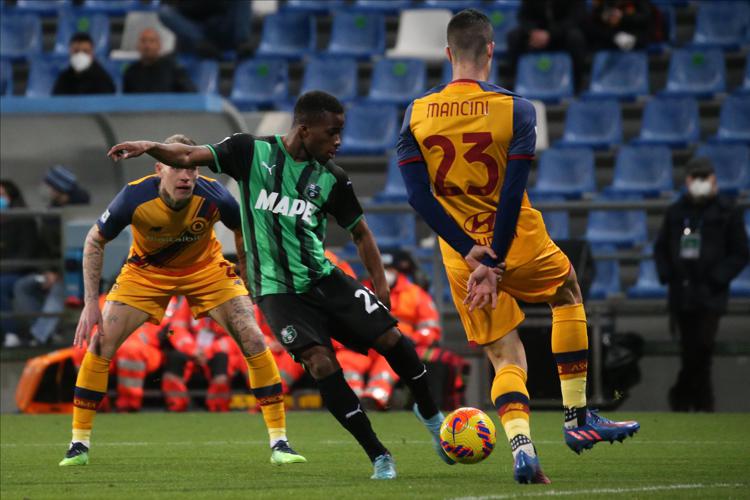 Calcio, la Roma si salva nel recupero contro il Sassuolo 2-2