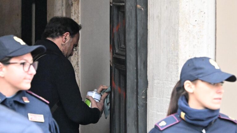 Palazzo Chigi imbrattato con vernice rossa, arrestato 25enne