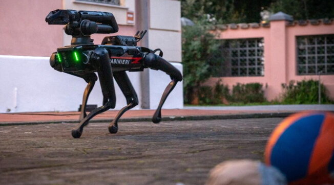 I carabinieri arruolano “Saetta”,          il primo cane robot in uniforme