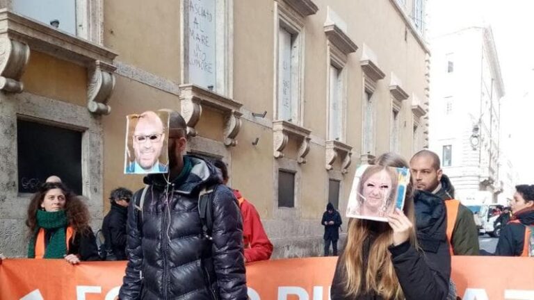 Attivisti Ultima Generazione, blitz        a Roma con maschere di Meloni          e Fontana