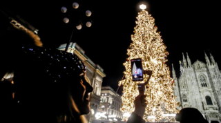 Milano, illuminato in Duomo l’albero delle Olimpiadi 2026