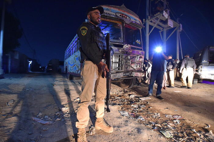 Pakistan, attentato suicida in una base militare: 23 morti