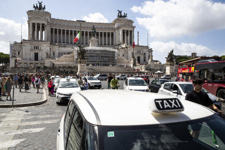 Taxi, Gualtieri: “I tassisti aderiscano     a sconti di Natale”