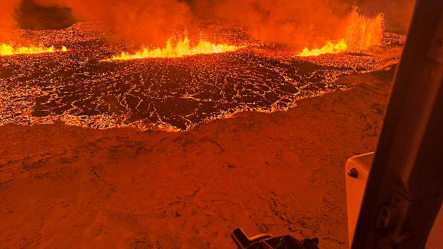 Islanda, la spettacolare eruzione      del vulcano a Nord di Grindavìk