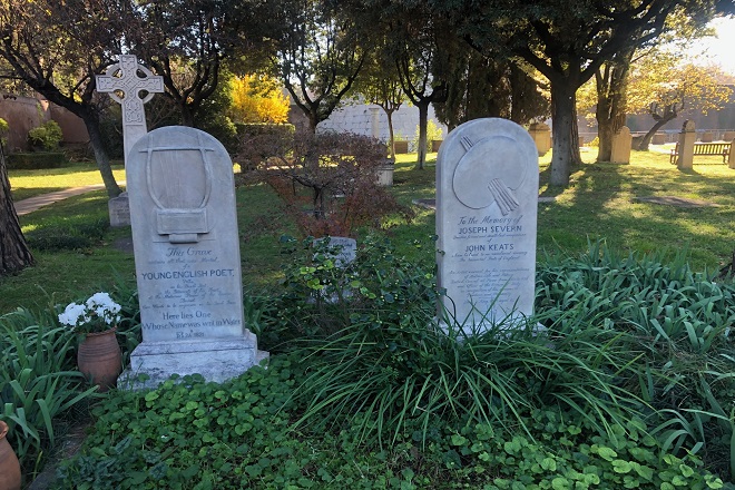 Il Cimitero Acattolico per gli Stranieri, un’oasi di pace nel cuore di Testaccio