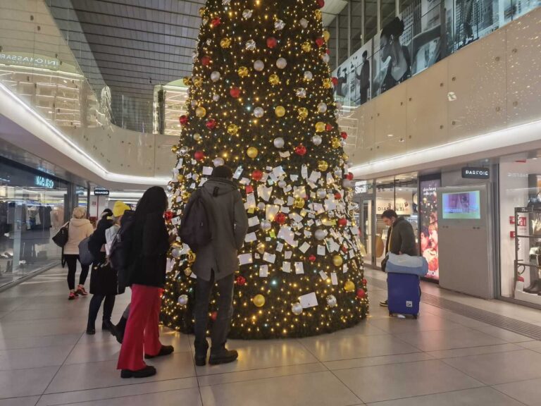 “Caro Babbo Natale, trovami una casa”: a Termini l’albero con le letterine cariche di desideri e speranze