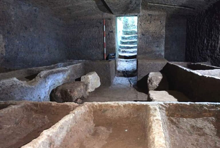 Volontari puliscono le tombe         delle Onde Marine