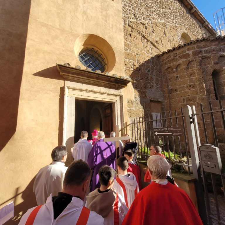 Emozione per l’apertura della Porta Santa del Santuario di Nostra Signora di Ceri