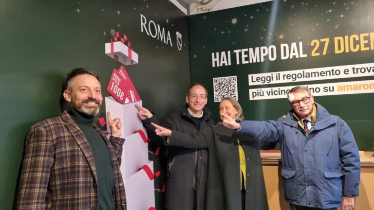 Roma premia con 100 euro chi ricicla correttamente la carta dei regali di Natale