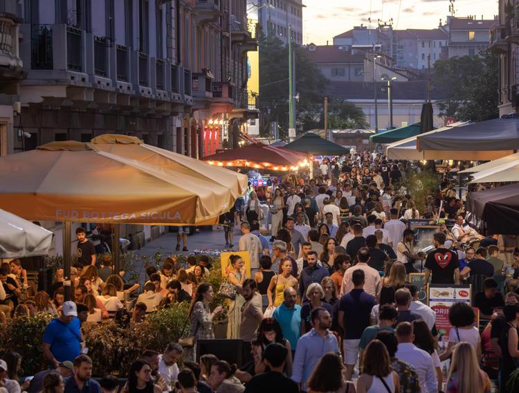 Milano, vittima tentata violenza: “Mi hanno accerchiato in 7, salva con bracciale anti stupro”