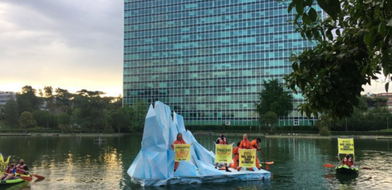 Blitz di Greenpeace sotto il quartier generale di Eni a Roma: stop a petrolio e gas